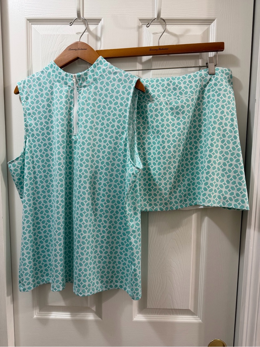 Tommy Bahama Active 2PC Golf Set XL Aqua White Geometric Skort UPF 50